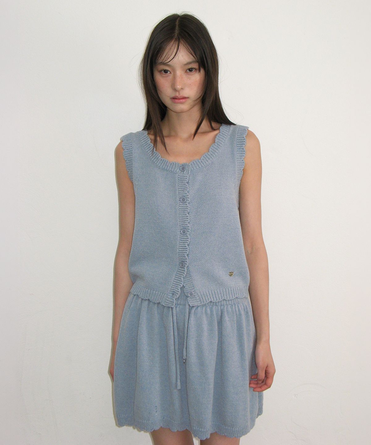 론론(RONRON) SCALLOP TRIM KNIT SLEEVELESS CARDIGAN SOFT BLUE