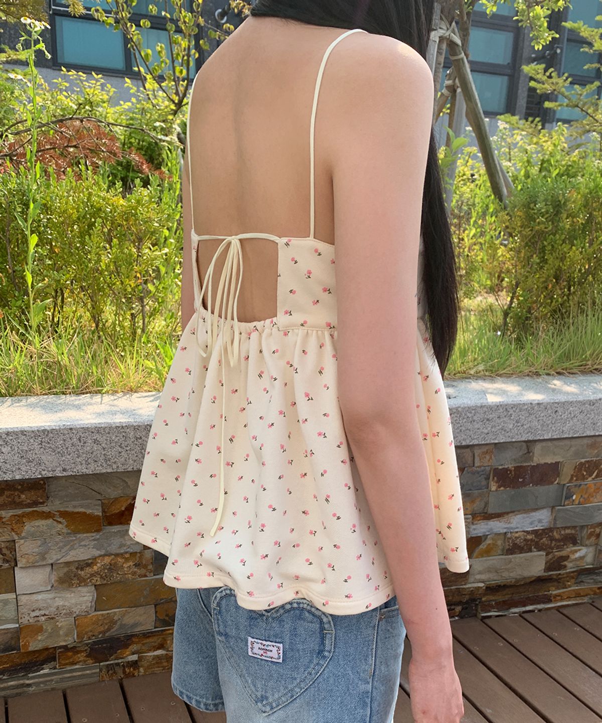 론론(RONRON) FLORAL RIBBON GATHER SLEEVELESS CREAM