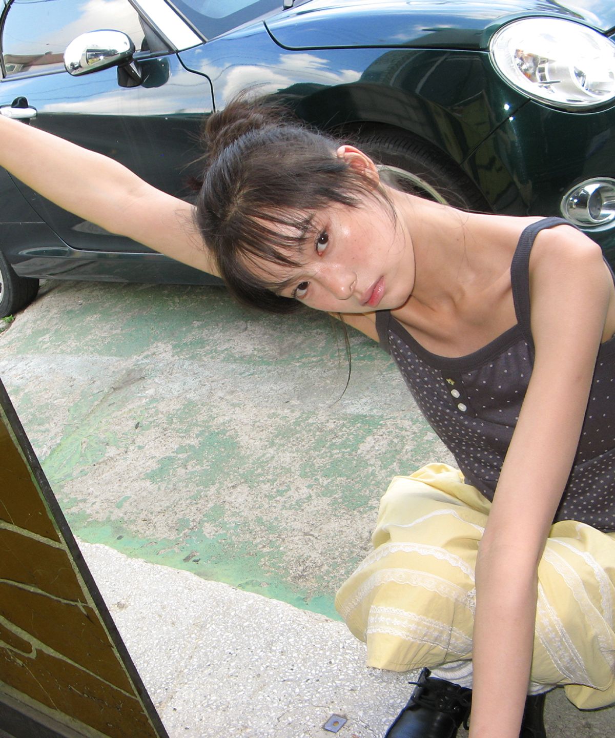 론론(RONRON) PATTERN PATCHWORK BUTTON SLEEVELESS CHARCOAL