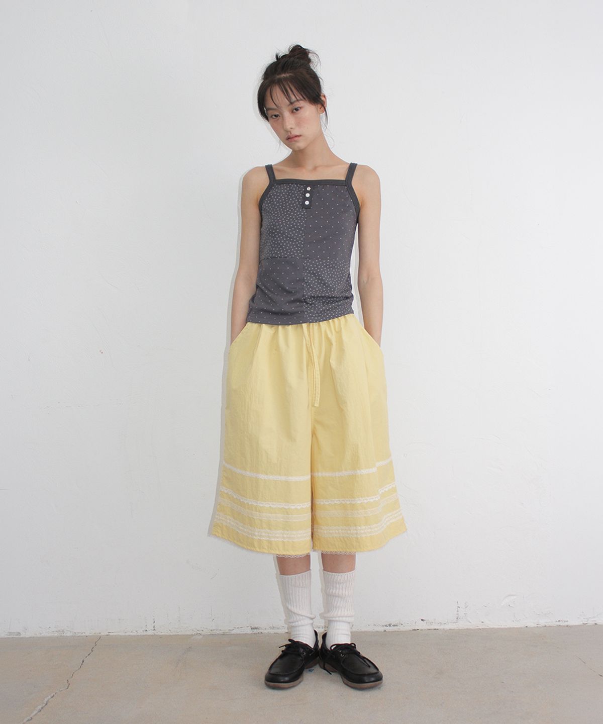 론론(RONRON) PATTERN PATCHWORK BUTTON SLEEVELESS CHARCOAL