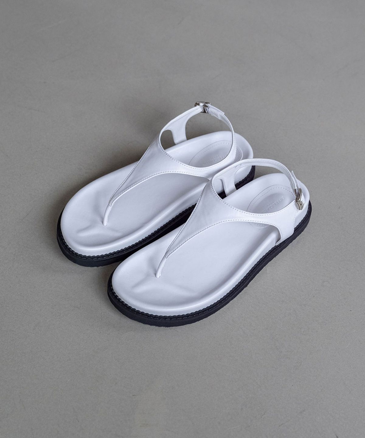 에펠클래식(EIFFELCLASSIC) RAEL Flip-Flop Sandals_ black, white 라엘 플립플랍 샌들 4cm