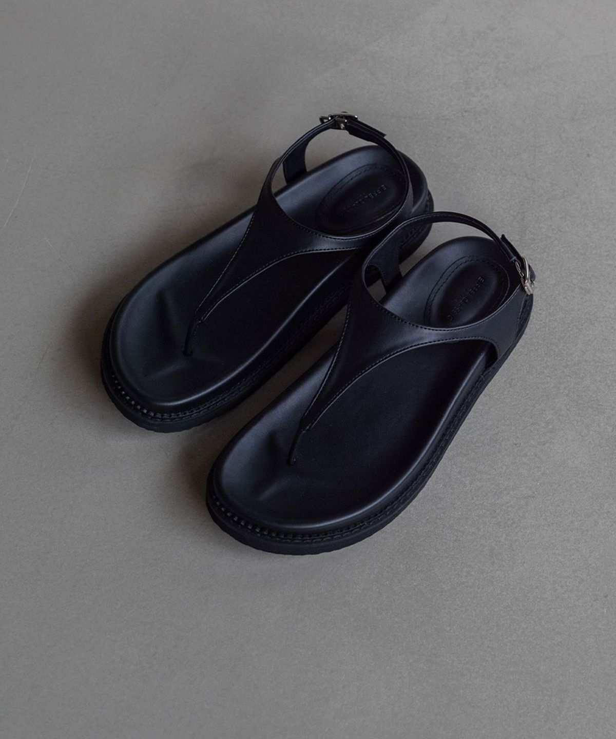 에펠클래식(EIFFELCLASSIC) RAEL Flip-Flop Sandals_ black, white 라엘 플립플랍 샌들 4cm