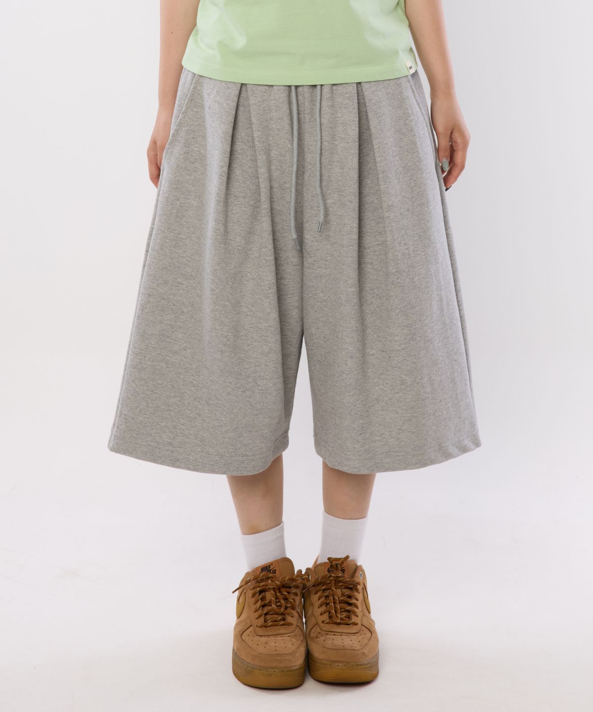 바운더리(BOUNDARY) 투턱 클래식로고 백패치 버뮤다 반바지 [그레이]