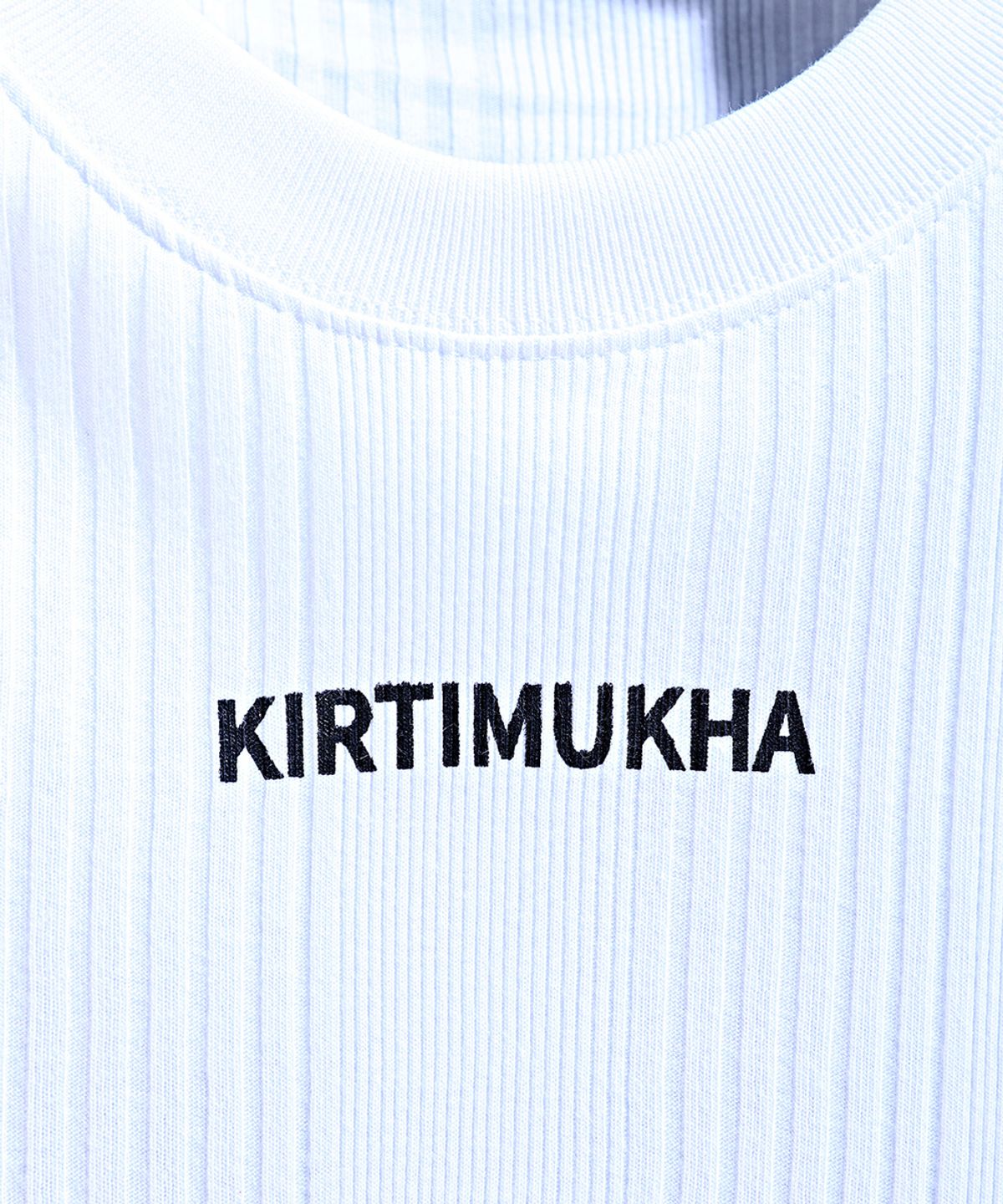 키르티무카(KIRTIMUKHA) 로고 프린팅 멀티 골지 나시 화이트