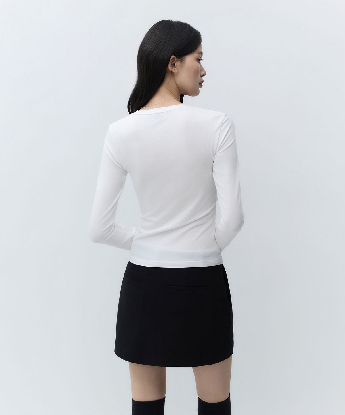 무신사 스탠다드 우먼(MUSINSA STANDARD WOMAN) 우먼즈 프론트 셔링 긴소매 티셔츠 [화이트]
