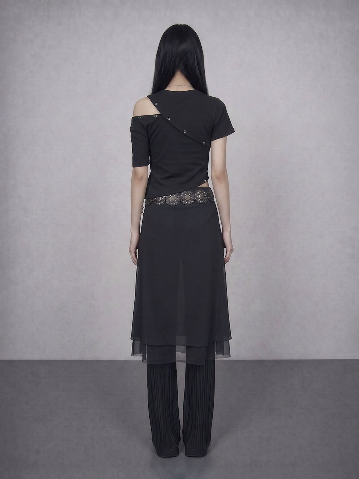 바운더리(BOUNDARY) GLAM SNAP DETAIL ROUND NECK TEE-SHIRTS BK_B261MSM104