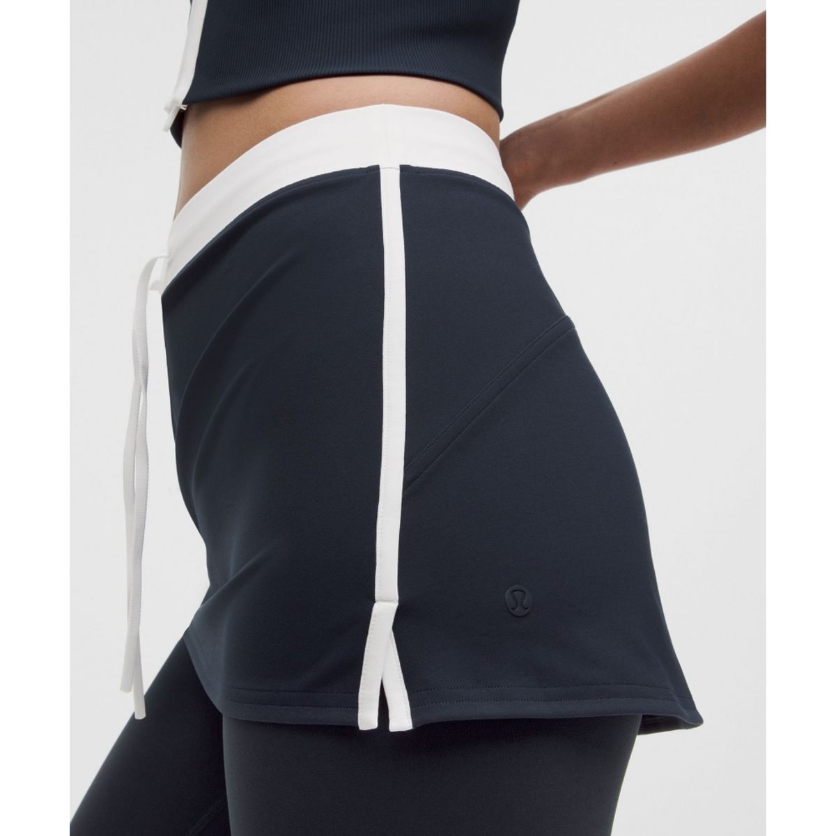 룰루레몬(LULULEMON) Everlux™ 컬러블록 레이어드 스커트  TRNV WHT