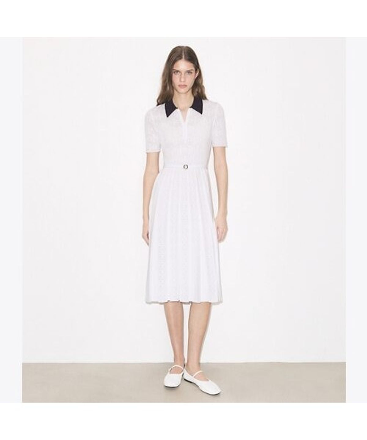 토리버치(TORYBURCH) 티 모노그램 포인텔 플리츠 드레스 - 화이트 / 네이비