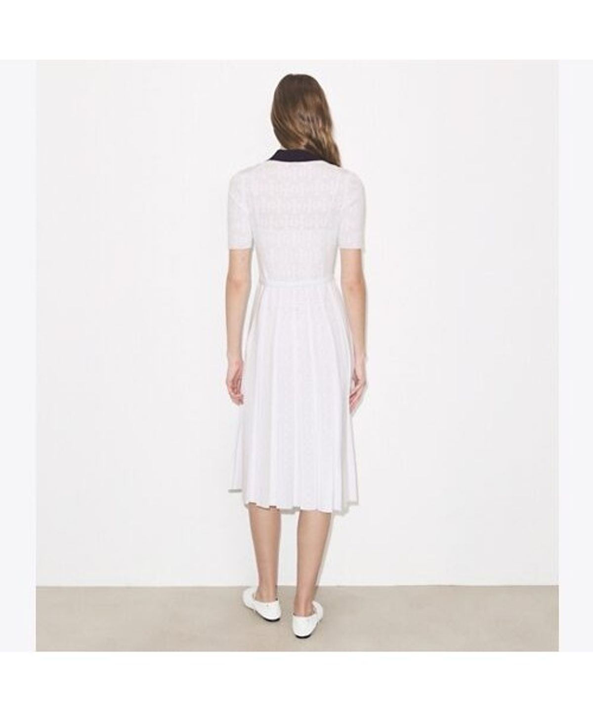 토리버치(TORYBURCH) 티 모노그램 포인텔 플리츠 드레스 - 화이트 / 네이비