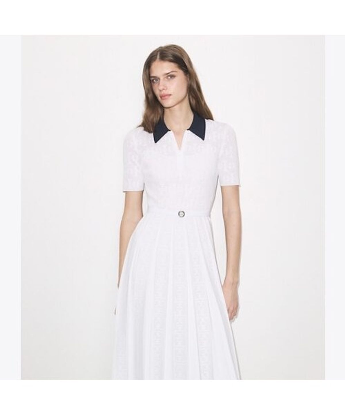 토리버치(TORYBURCH) 티 모노그램 포인텔 플리츠 드레스 - 화이트 / 네이비