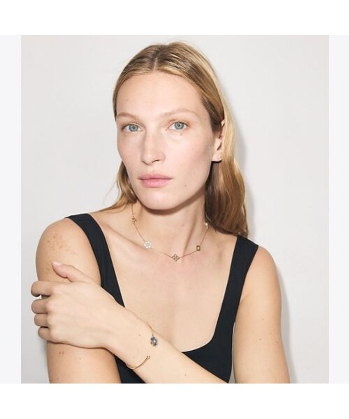 토리버치(TORYBURCH) 포겟 미 낫 클로버 앤 마더 오브 펄 스터드 이어링 - 토리 골드 / 마더 오브 펄