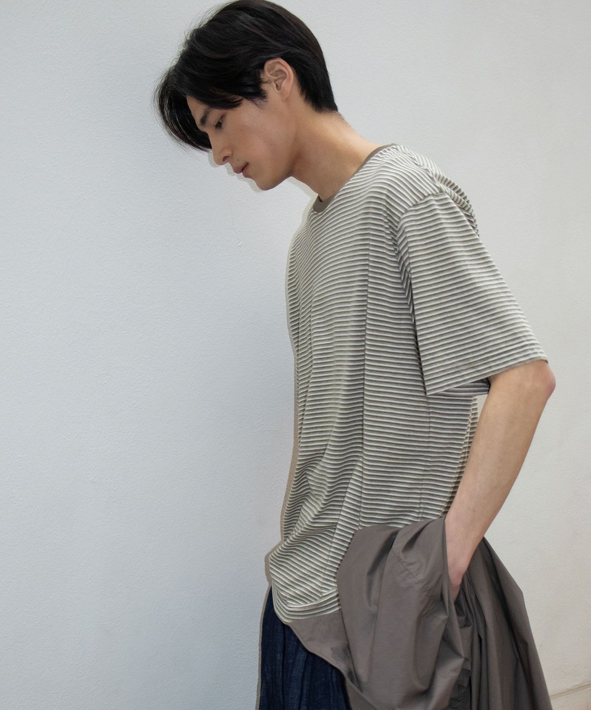 블랭크룸(BLANKROOM) 린 스트라이프 하프 티_OLIVE/BROWN
