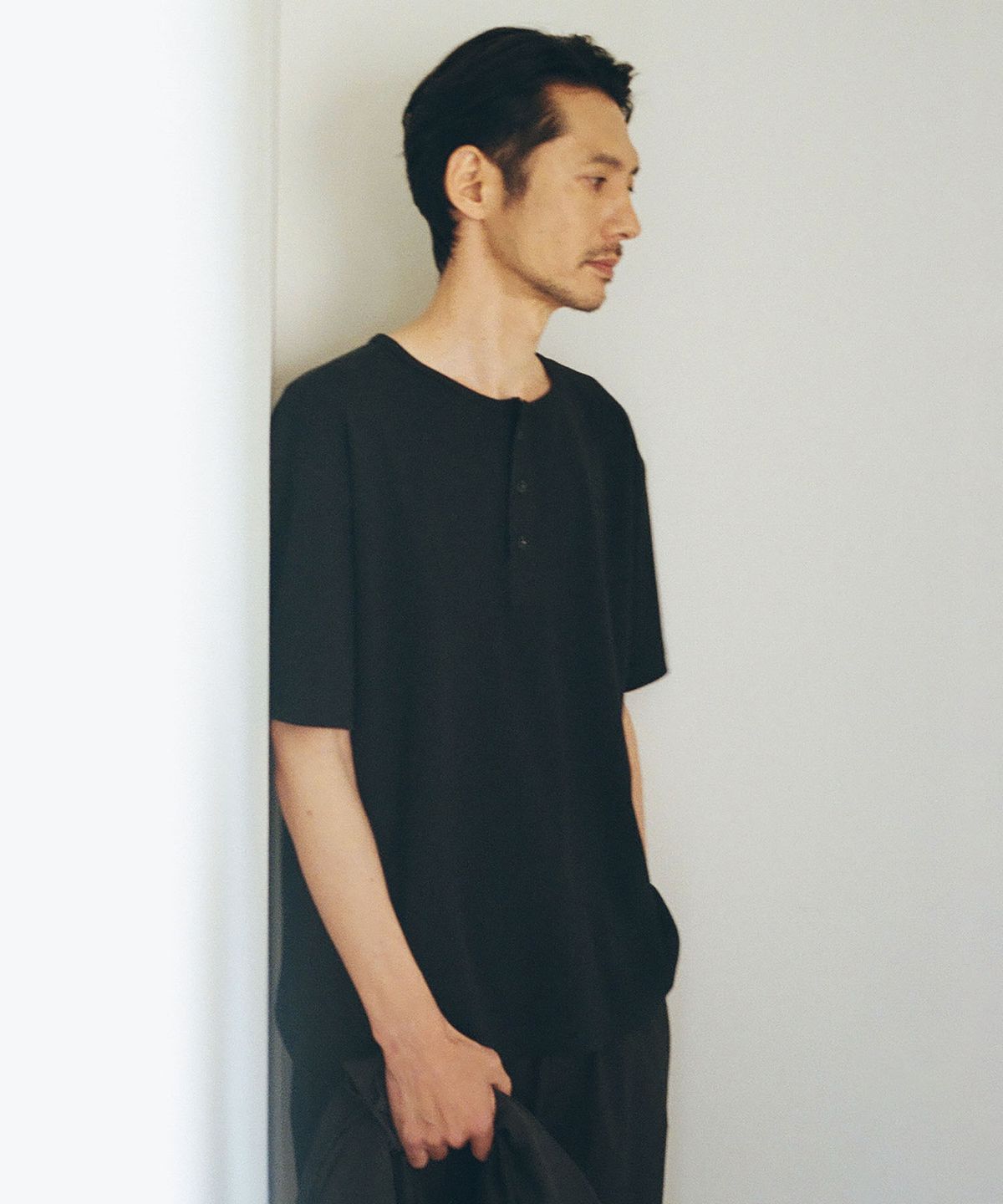 블랭크룸(BLANKROOM) 노블 헨리 넥 하프 티_BLACK