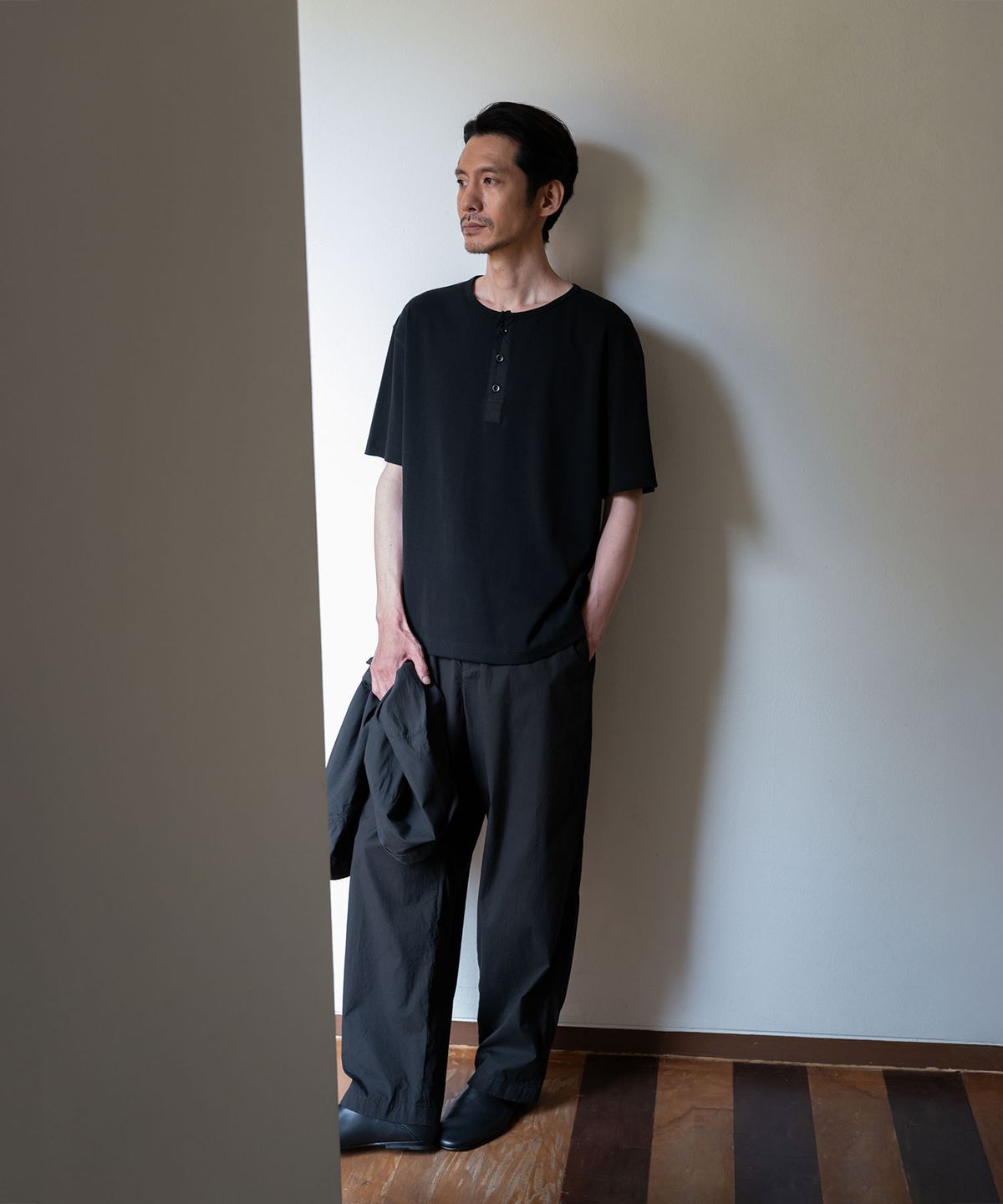 블랭크룸(BLANKROOM) 노블 헨리 넥 하프 티_BLACK