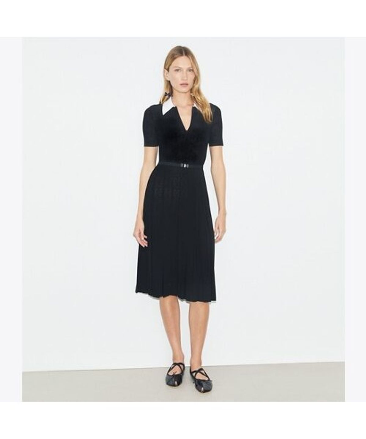 토리버치(TORYBURCH) 티 모노그램 포인텔 플리츠 드레스 - 블랙 / 화이트