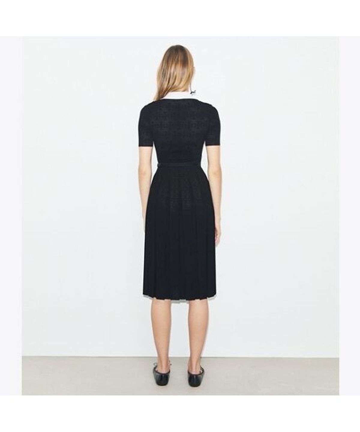 토리버치(TORYBURCH) 티 모노그램 포인텔 플리츠 드레스 - 블랙 / 화이트