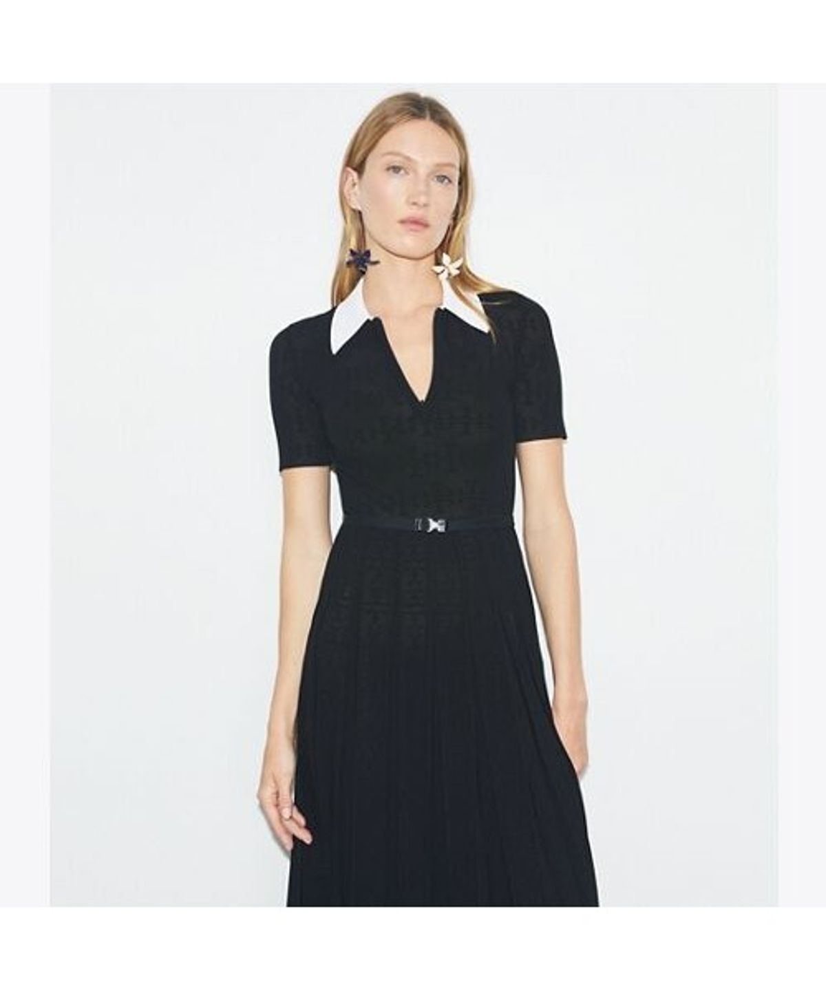 토리버치(TORYBURCH) 티 모노그램 포인텔 플리츠 드레스 - 블랙 / 화이트