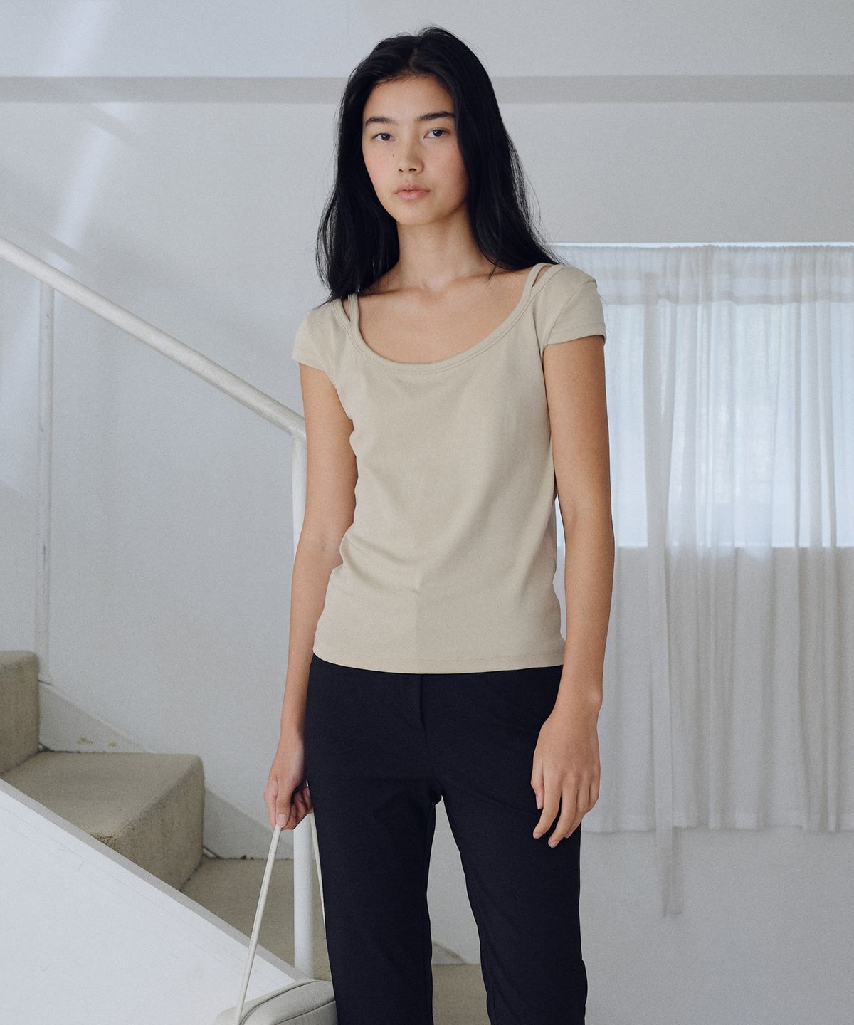 유라고(URAGO) Scoop neck strap t-shirt