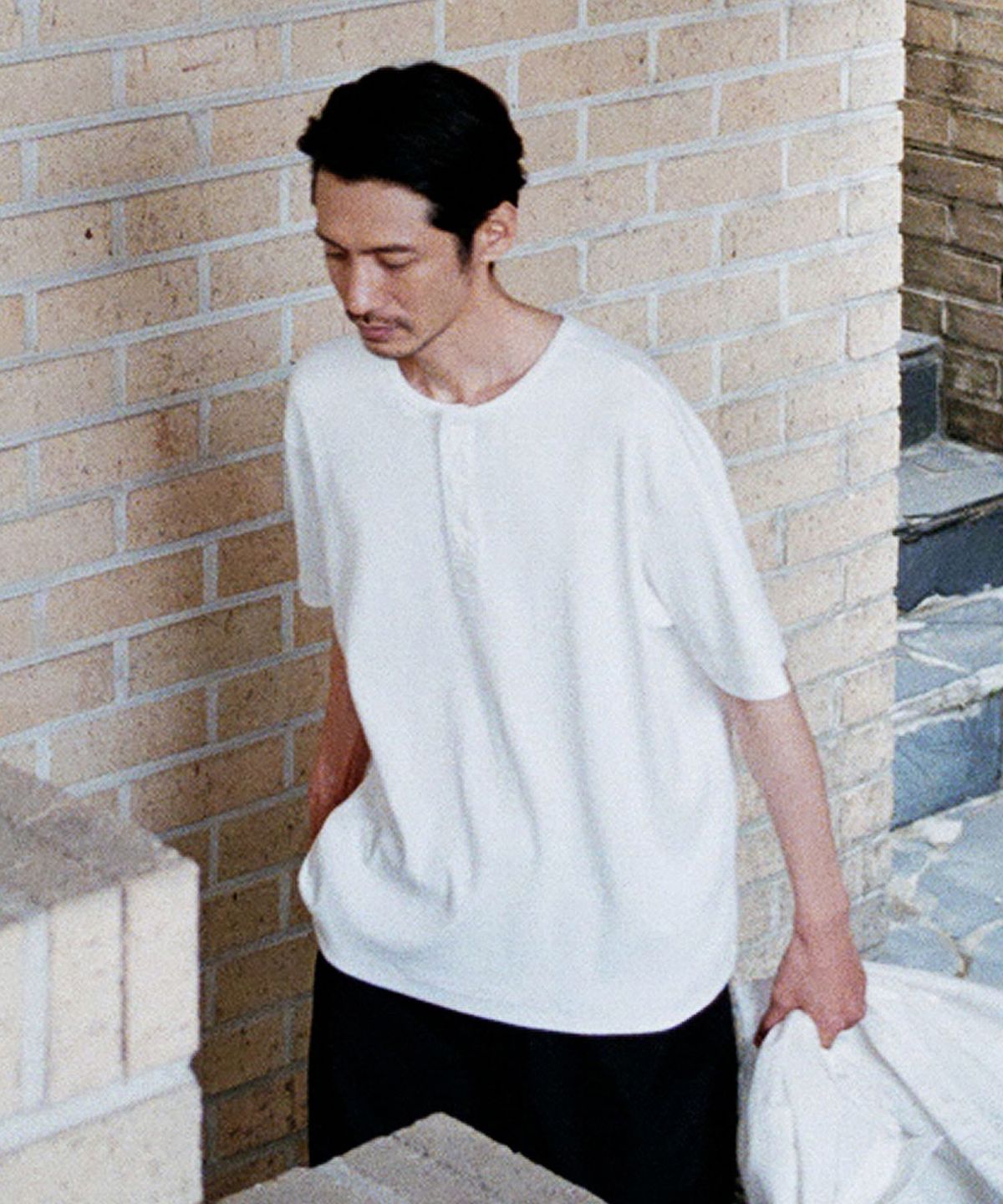 블랭크룸(BLANKROOM) 노블 헨리 넥 하프 티_WHITE