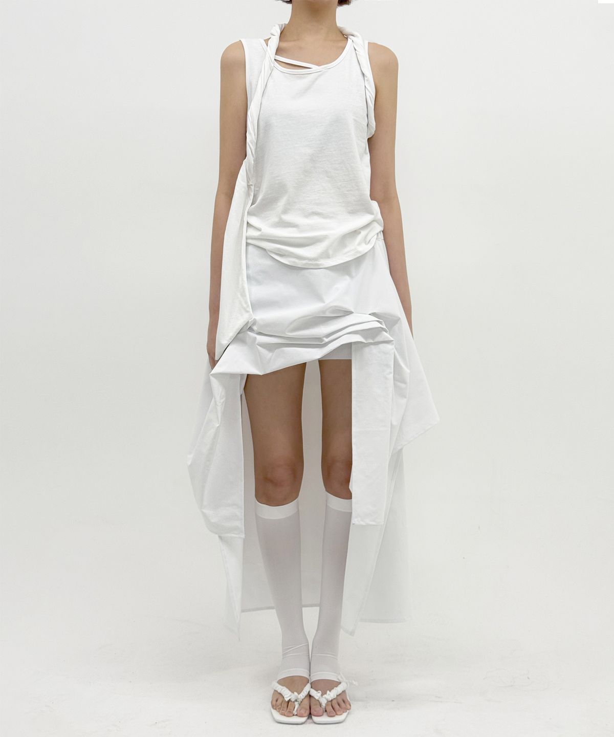 정도(JUNGDO) FLOATING LOOP SLEEVELESS . WHITE