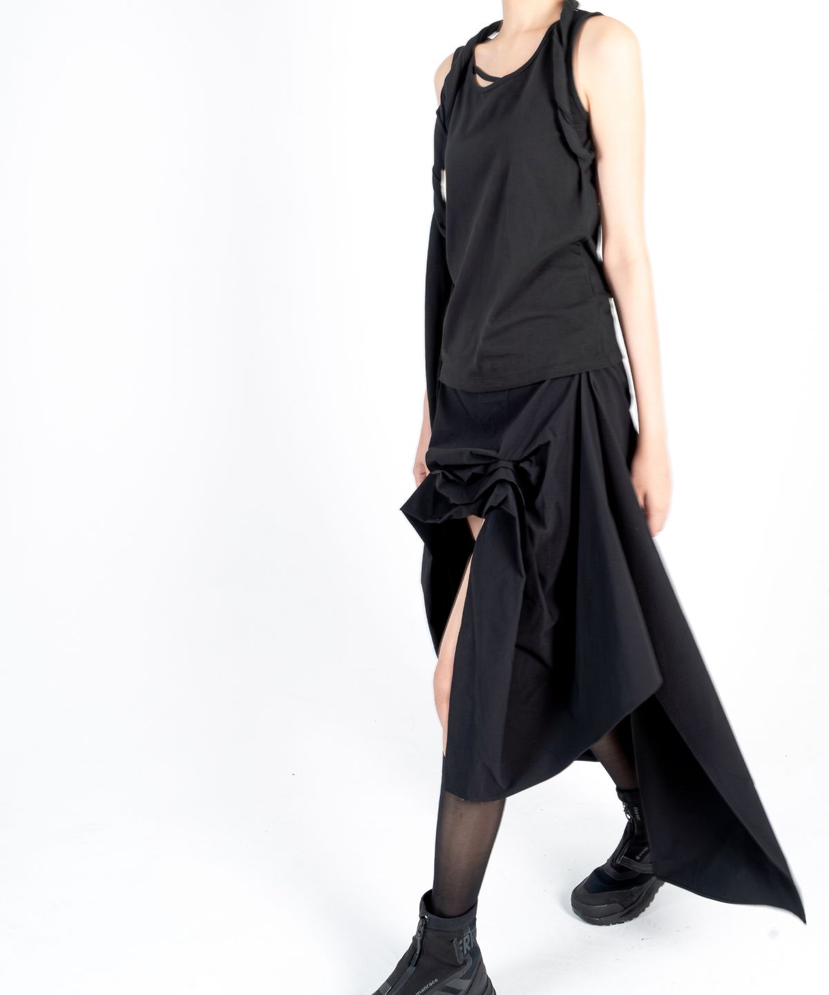 정도(JUNGDO) MULLET TUCK SKIRT . BLACK