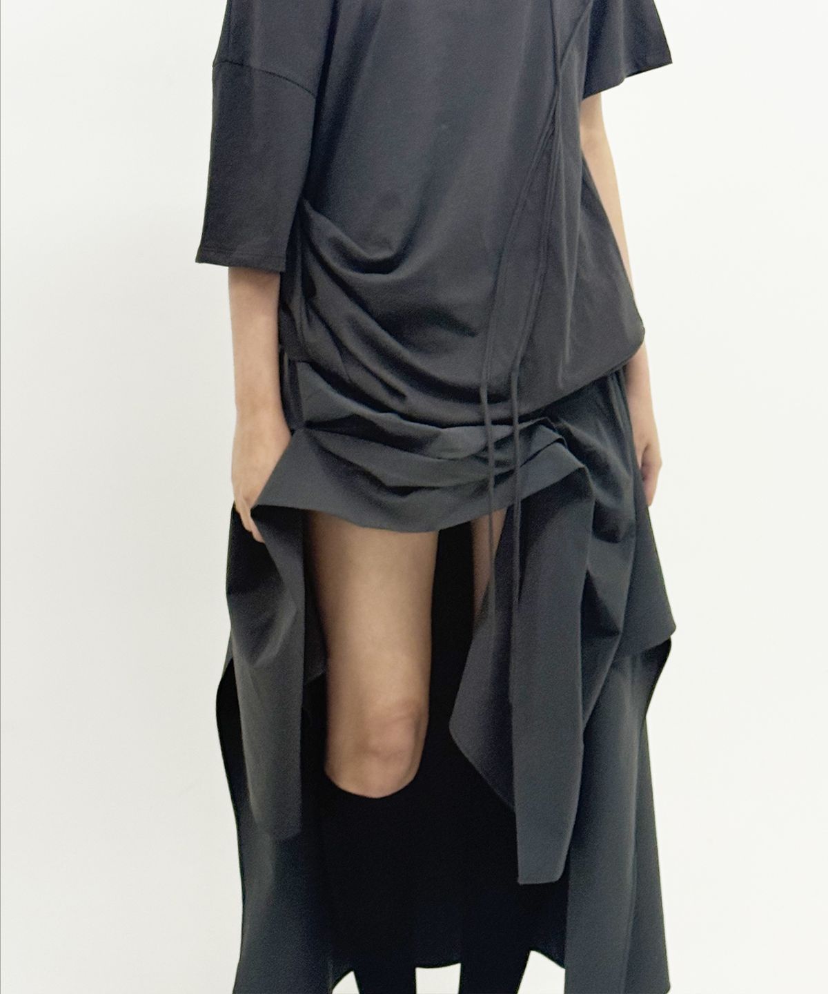 정도(JUNGDO) MULLET TUCK SKIRT . CHARCOAL