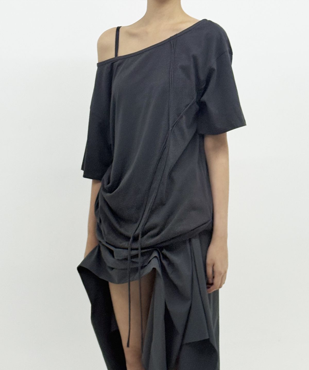 정도(JUNGDO) TILT OFF-SHOULDER TOP . CHARCOAL