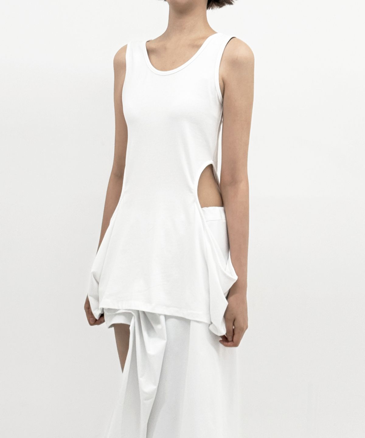 정도(JUNGDO) OPEN SLIT SLEEVELESS . WHITE