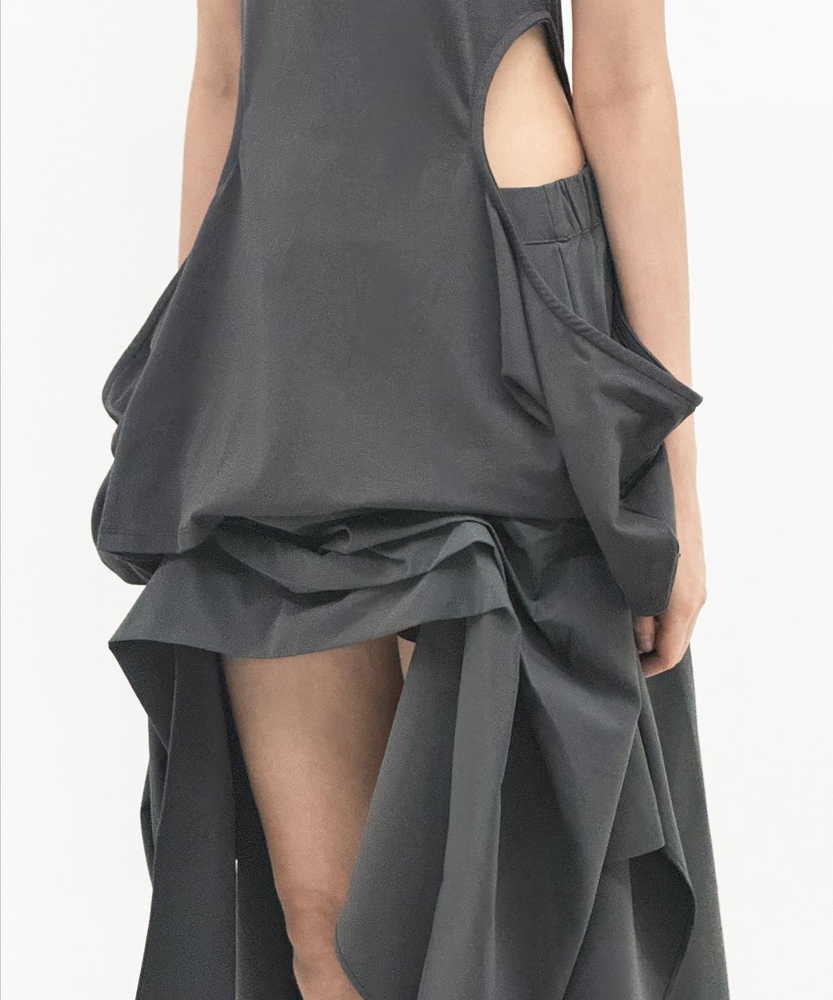정도(JUNGDO) OPEN SLIT SLEEVELESS . CHARCOAL