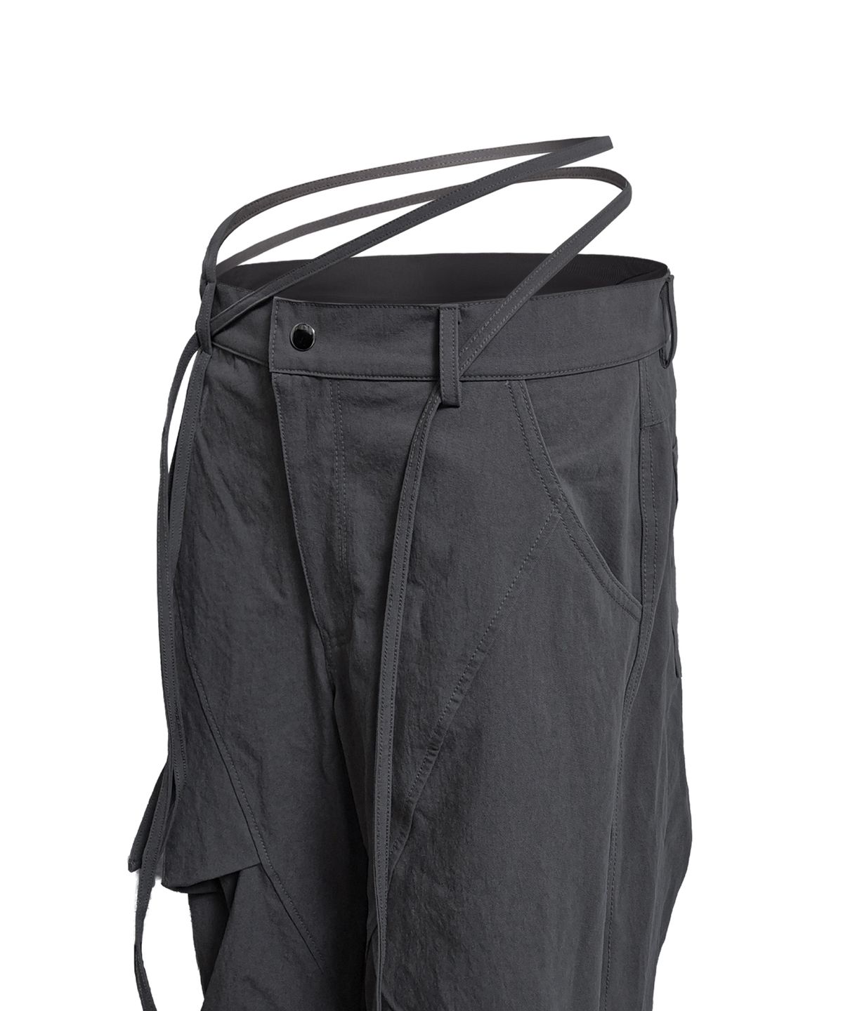 정도(JUNGDO) PELVIC STRAP CURVED PANTS . CHARCOAL