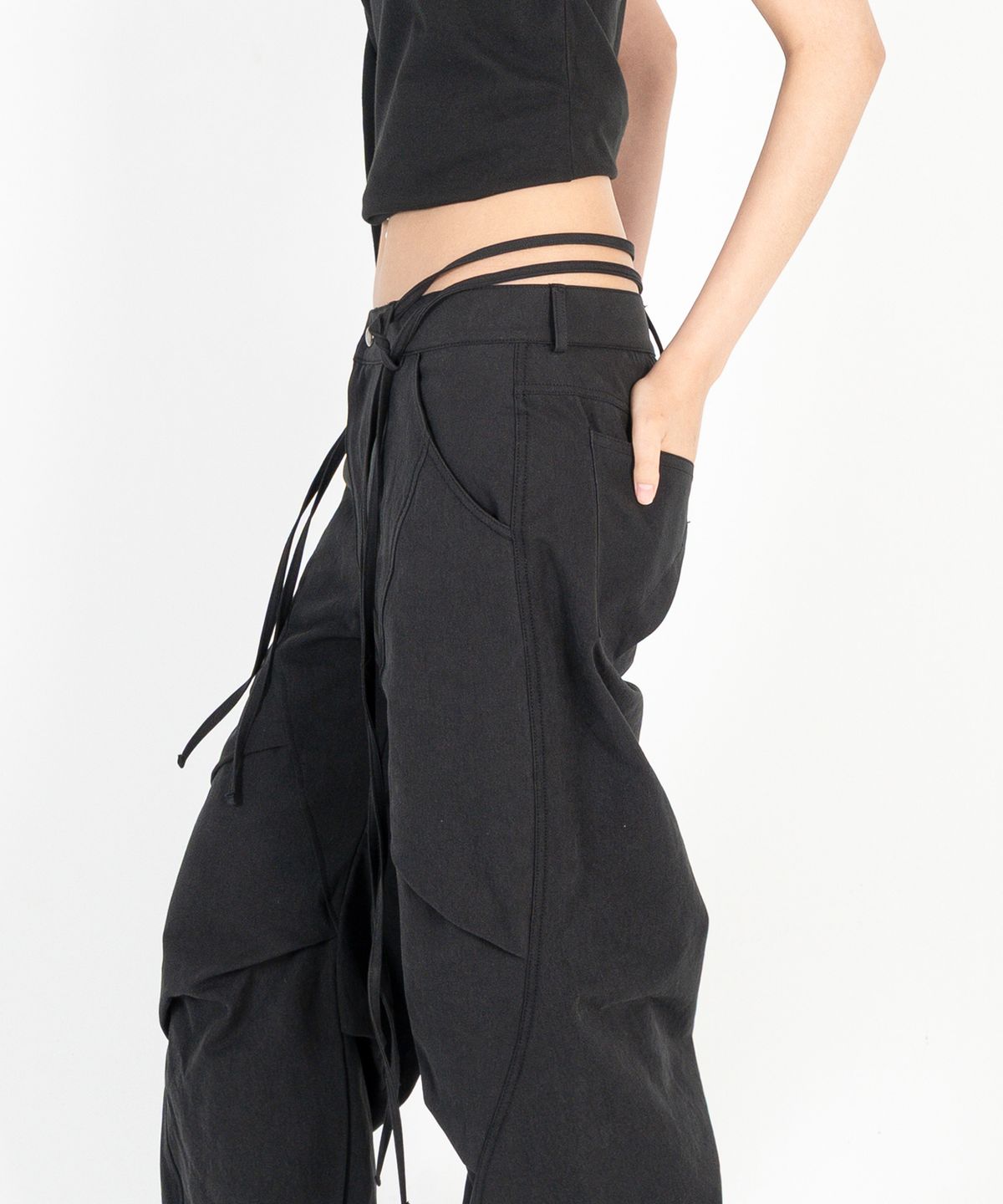 정도(JUNGDO) PELVIC STRAP CURVED PANTS . BLACK