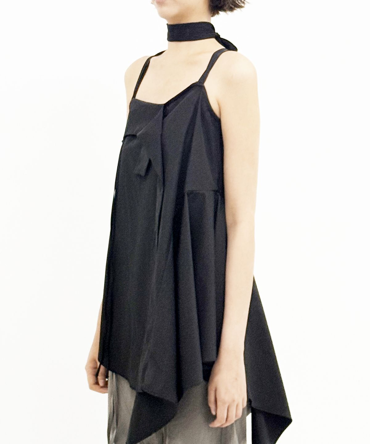 정도(JUNGDO) FLAP STRAP DRESS TOP  . BLACK