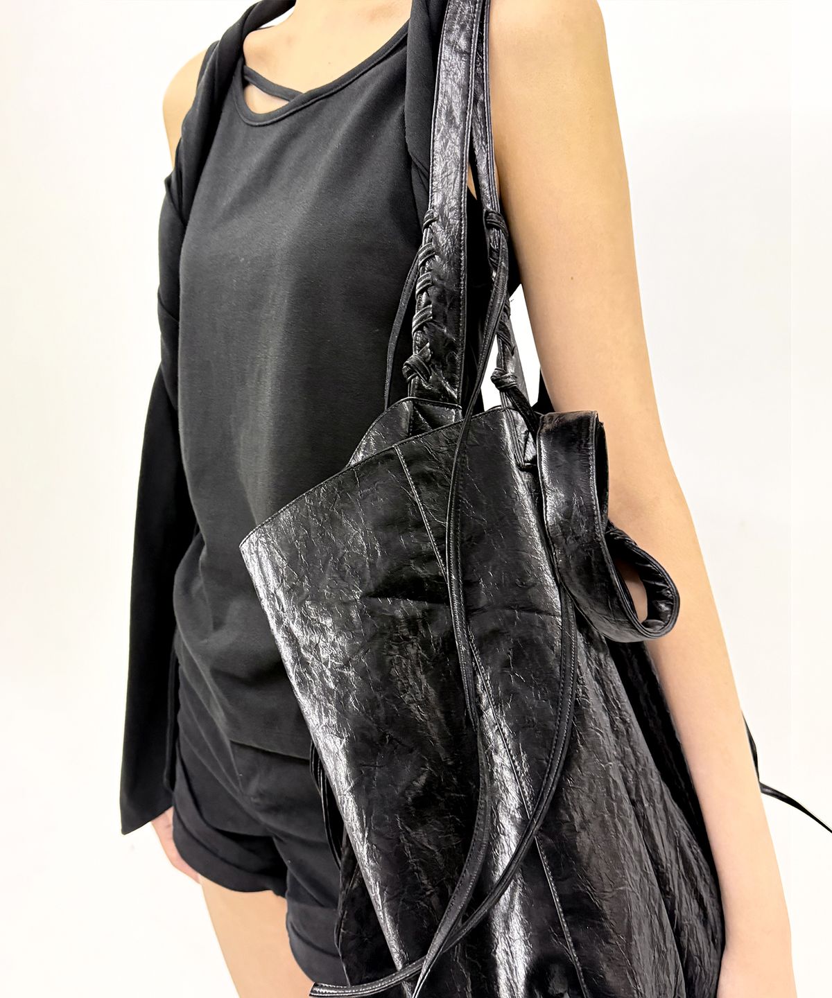 정도(JUNGDO) HEXA STRAP TOTE BAG . BLACK