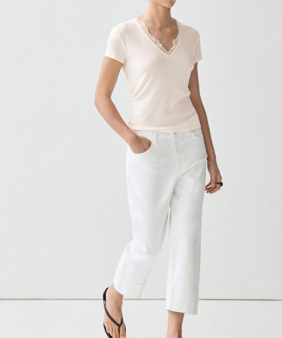 마시모두띠(MASSIMO DUTTI) 레이스 디테일 V넥 티셔츠