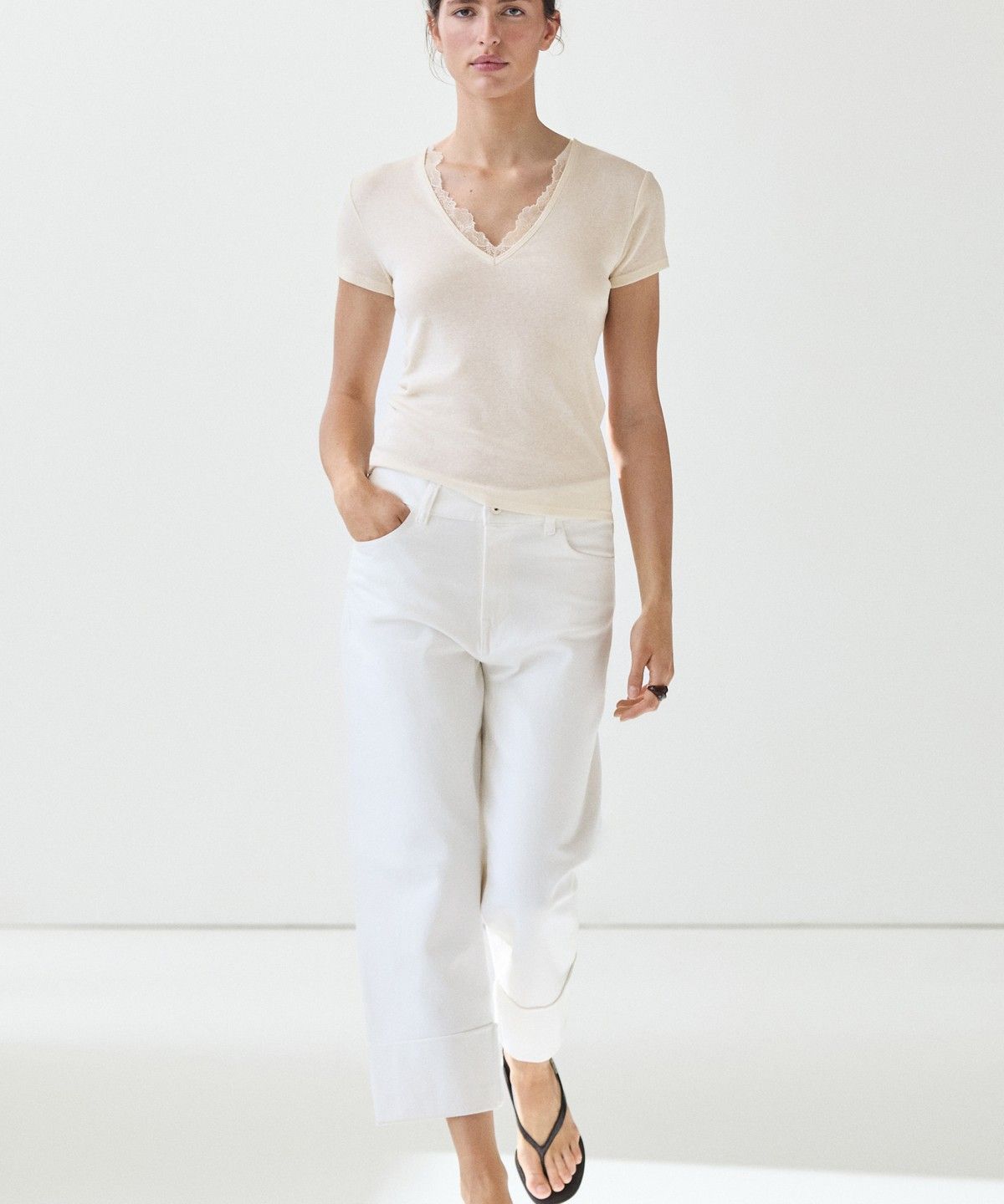 마시모두띠(MASSIMO DUTTI) 레이스 디테일 V넥 티셔츠