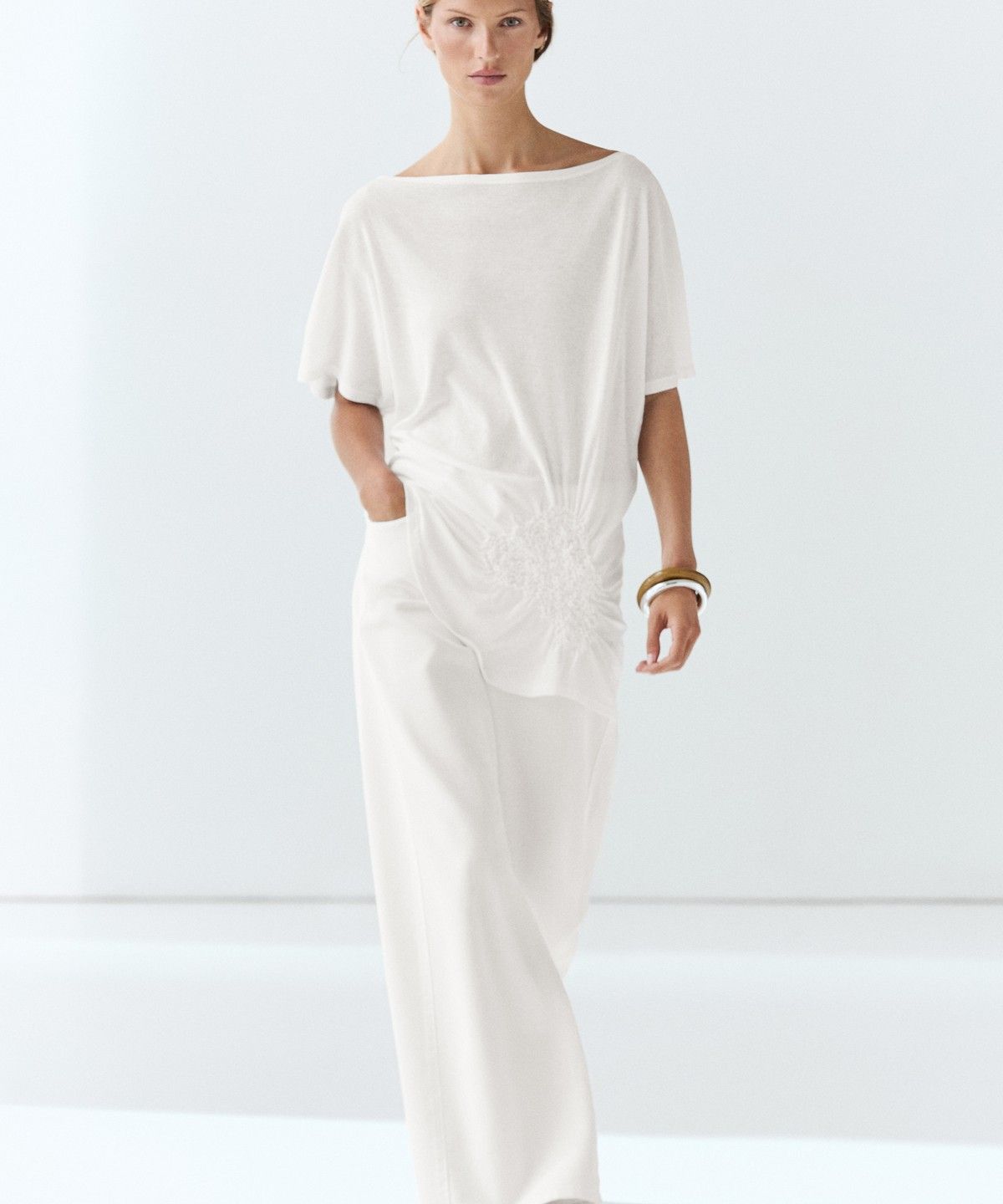 마시모두띠(MASSIMO DUTTI) 자수 디테일 비대칭 탑