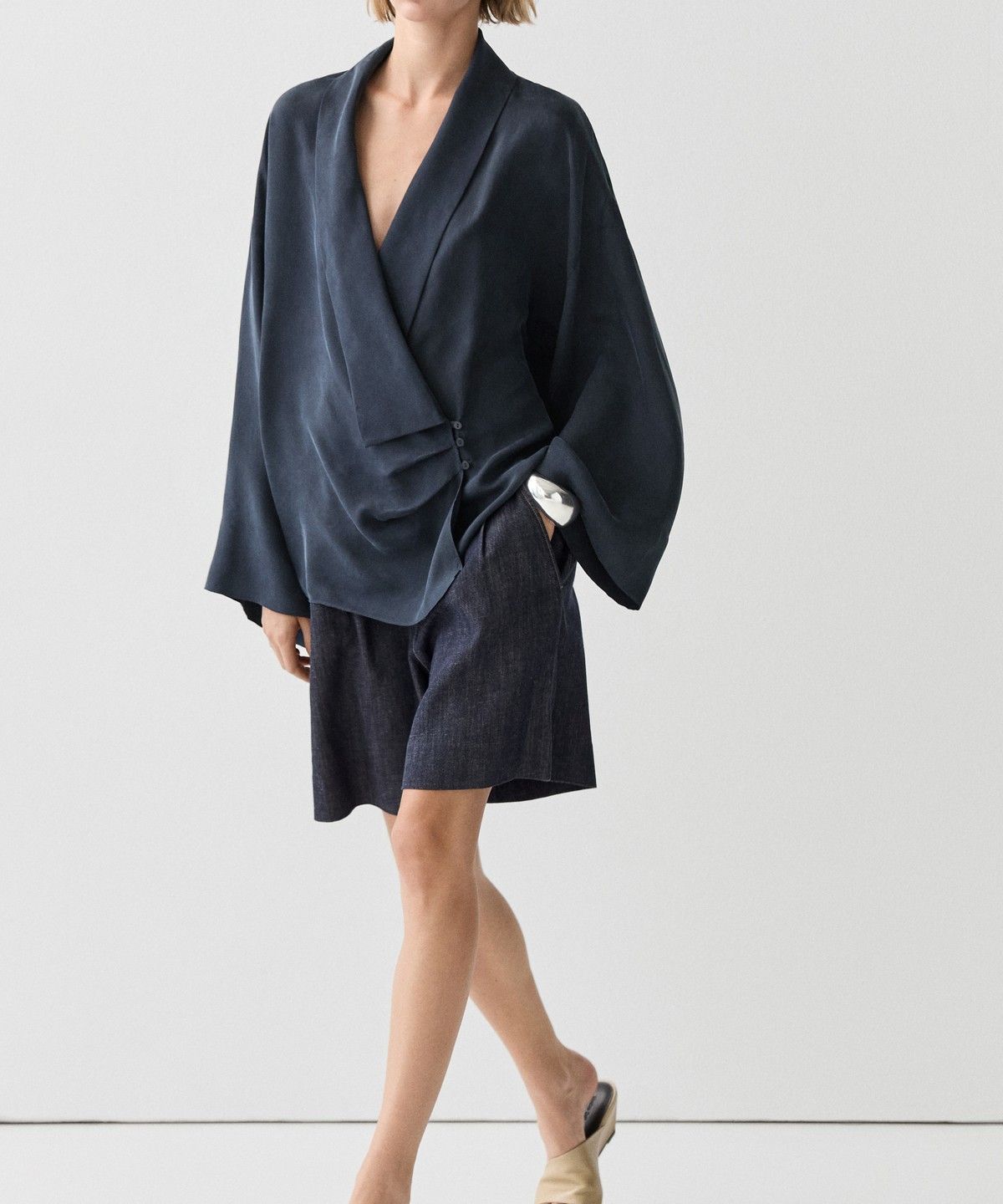 마시모두띠(MASSIMO DUTTI) 셔링 디테일의 플루이드 랩 블라우스