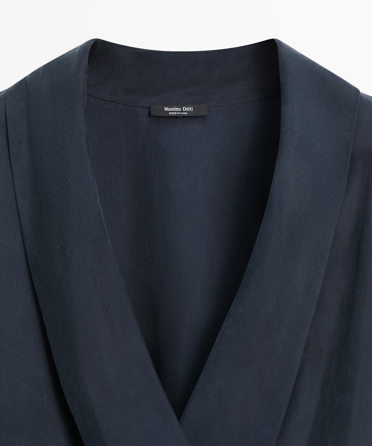 마시모두띠(MASSIMO DUTTI) 셔링 디테일의 플루이드 랩 블라우스