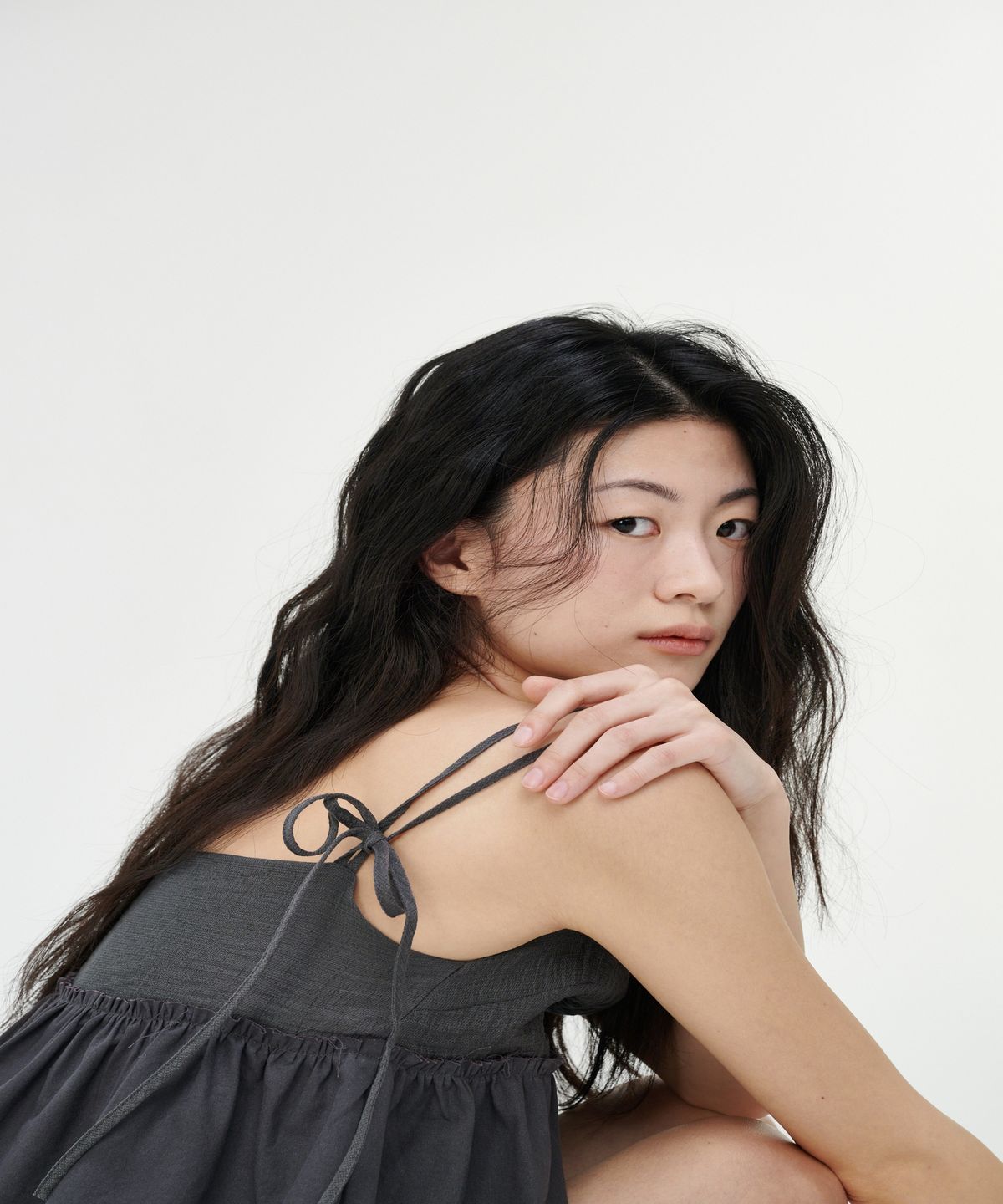 까롯(CARROTTE) Apel Frill Tencel Blouse, Charcoal