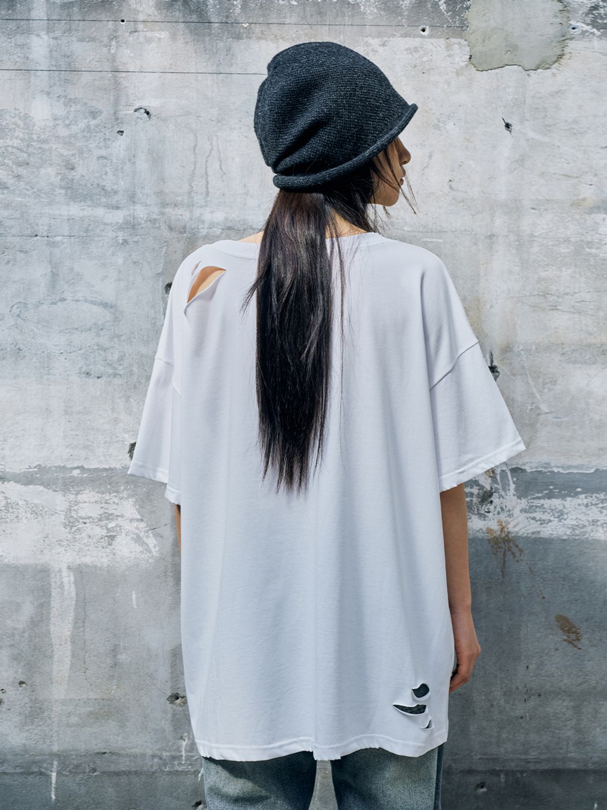 와이이이엘(YEEL) DISTRESSED STUD LOGO OVERSIZED T-SHIRT WHITE
