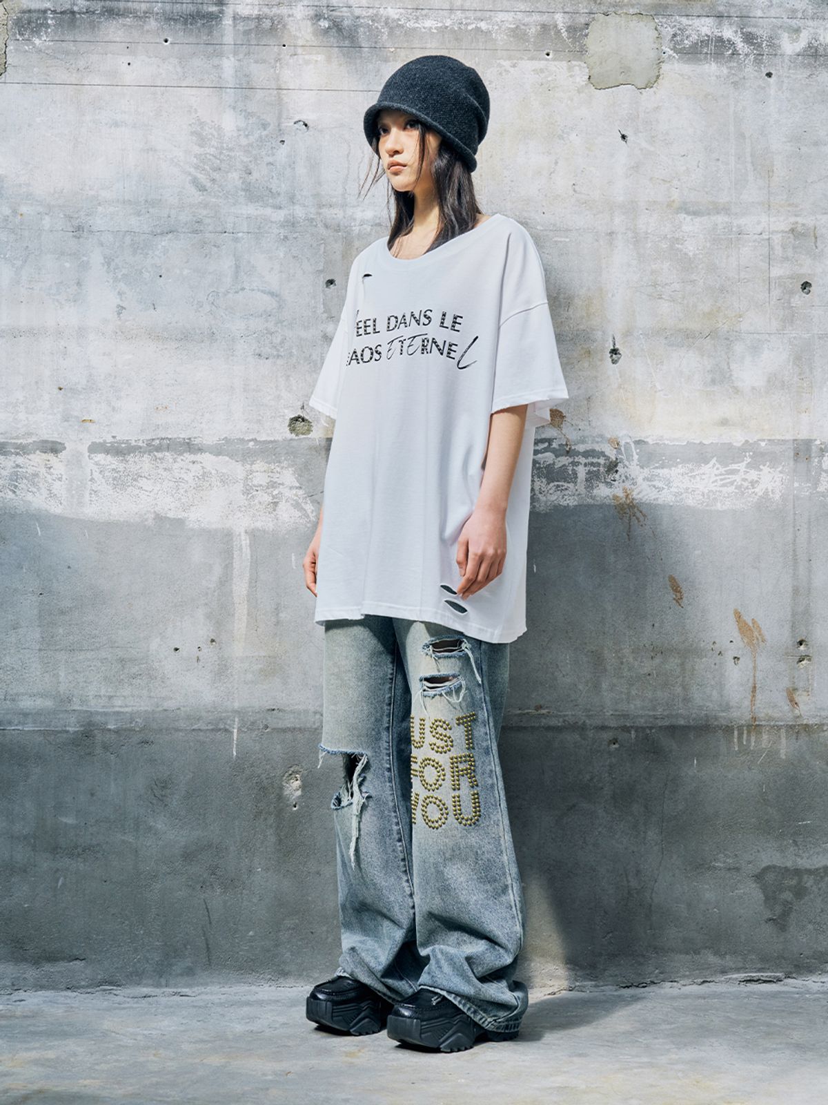 와이이이엘(YEEL) DISTRESSED STUD LOGO OVERSIZED T-SHIRT WHITE