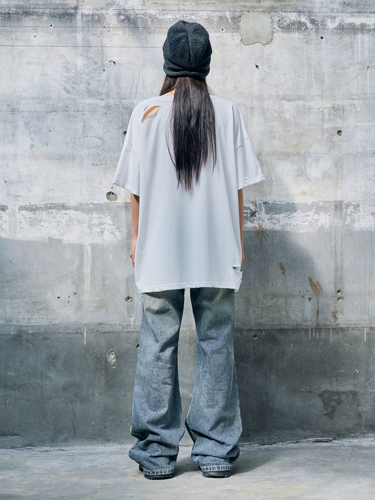 와이이이엘(YEEL) DISTRESSED STUD LOGO OVERSIZED T-SHIRT WHITE