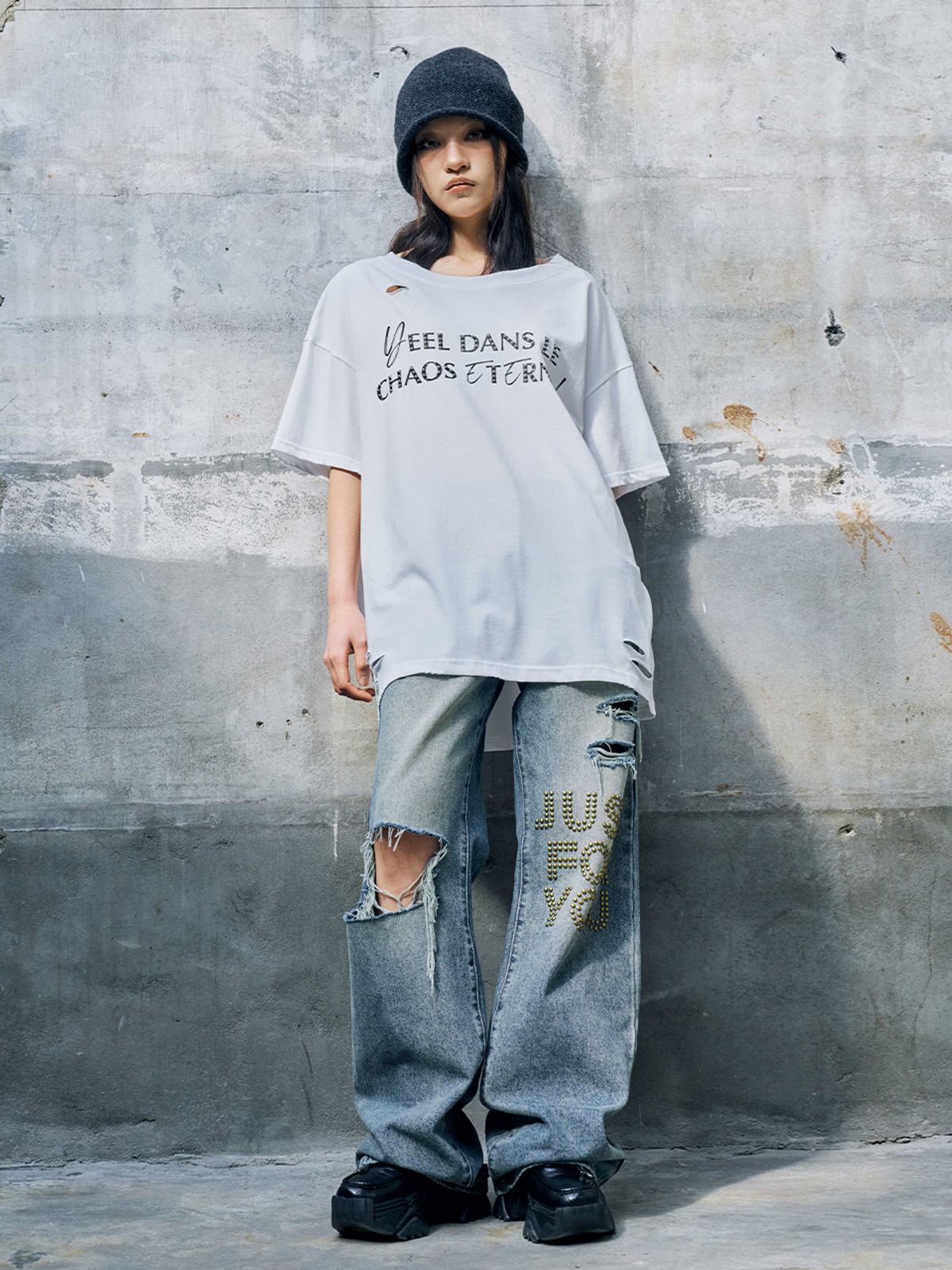 와이이이엘(YEEL) DISTRESSED STUD LOGO OVERSIZED T-SHIRT WHITE