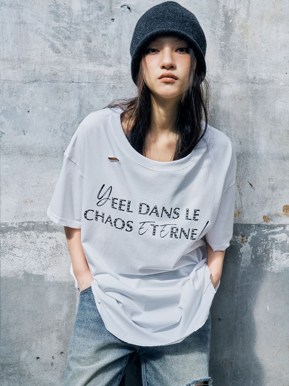 와이이이엘(YEEL) DISTRESSED STUD LOGO OVERSIZED T-SHIRT WHITE