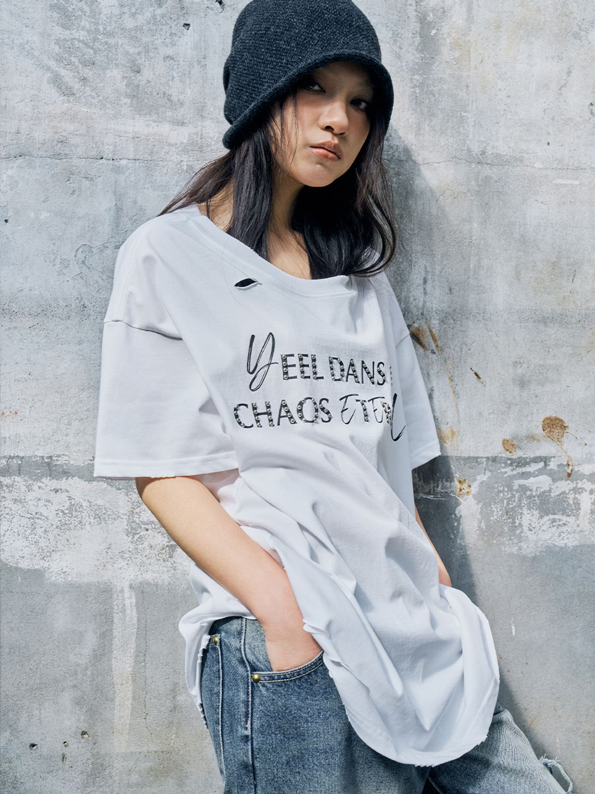 와이이이엘(YEEL) DISTRESSED STUD LOGO OVERSIZED T-SHIRT WHITE