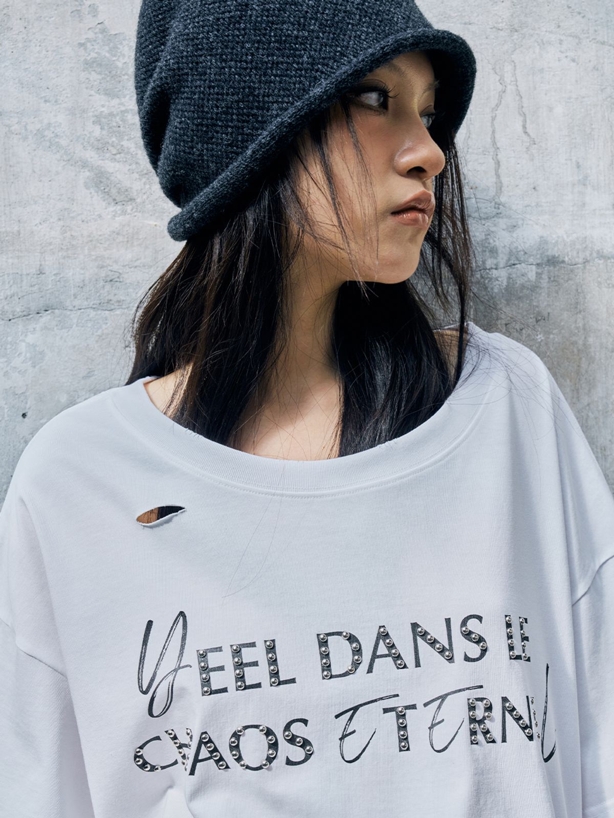 와이이이엘(YEEL) DISTRESSED STUD LOGO OVERSIZED T-SHIRT WHITE