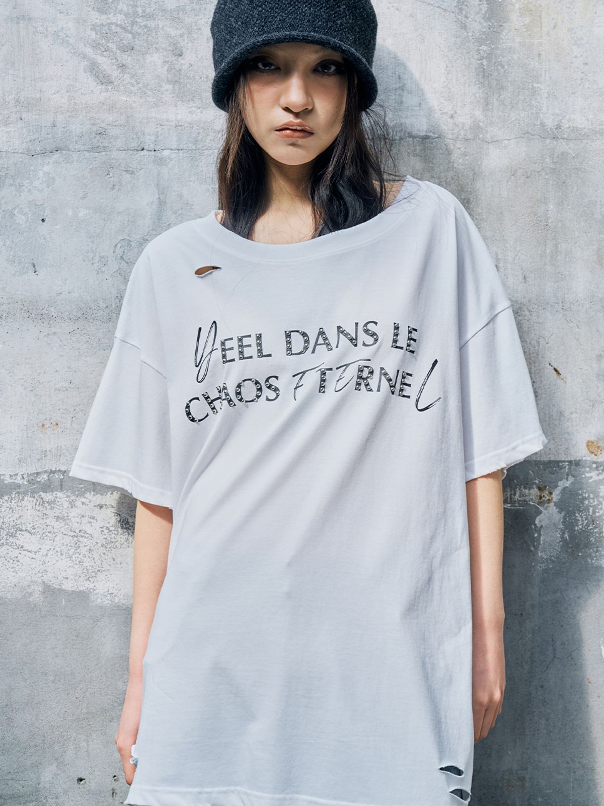 와이이이엘(YEEL) DISTRESSED STUD LOGO OVERSIZED T-SHIRT WHITE