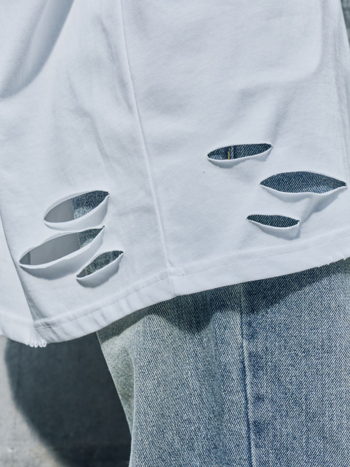 와이이이엘(YEEL) DISTRESSED STUD LOGO OVERSIZED T-SHIRT WHITE