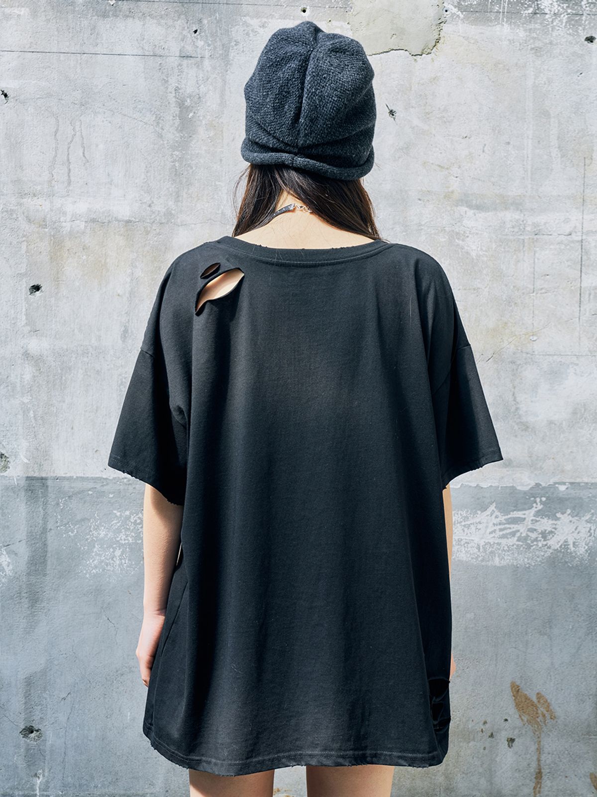 와이이이엘(YEEL) DISTRESSED STUD LOGO OVERSIZED T-SHIRT BLACK