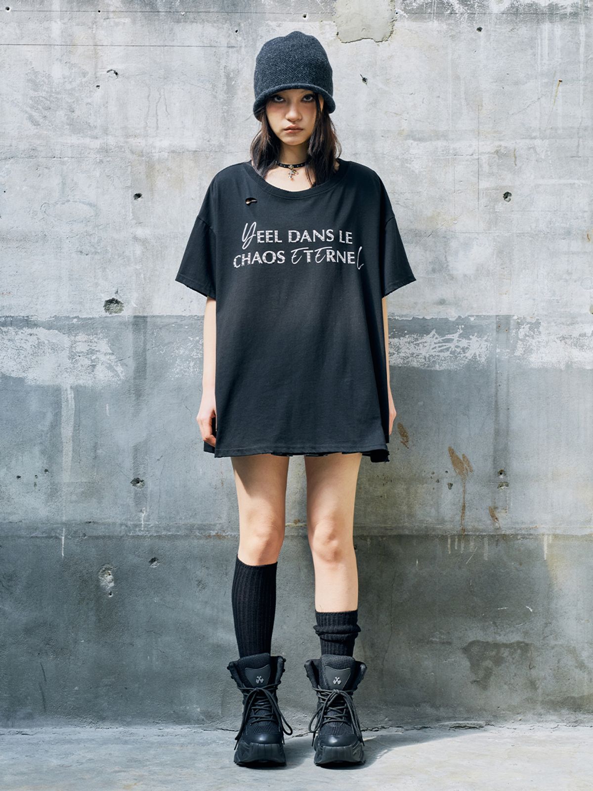 와이이이엘(YEEL) DISTRESSED STUD LOGO OVERSIZED T-SHIRT BLACK